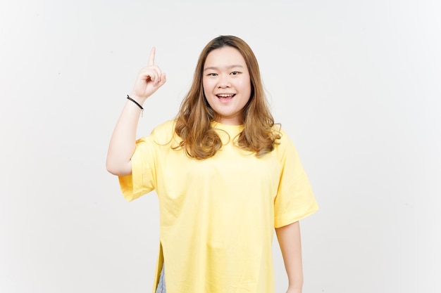 Heb je een idee of een oplossing van een mooie Aziatische vrouw die een geel T-shirt draagt dat op een witte achtergrond wordt geïsoleerd?
