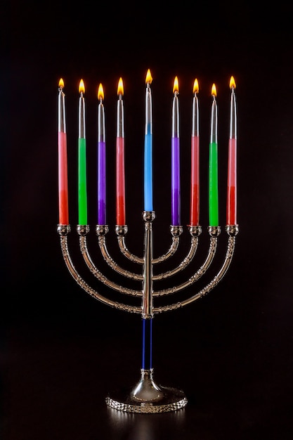 Hebreeuwse Menora van Chanoeka met brandende kaarsen is traditioneel symbool voor Joodse vakantie