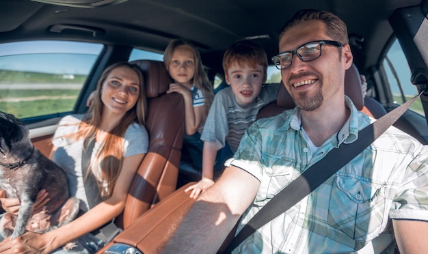 Hecht gezin met twee kinderen die in de auto reizen