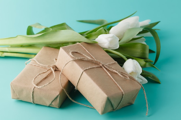 Heden van de lentebloemen witte tulpen met geschenken