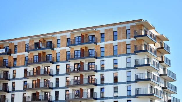 Foto hedendaags woongebouw buitenkant bij daglicht modern appartementencomplex