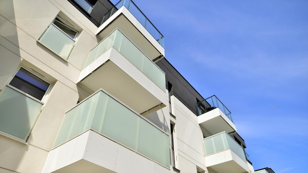 Hedendaagse buitenkant van woongebouwen in het daglicht Moderne appartementen