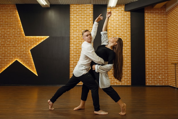 Hedendaagse dansartiesten, paar training in de studio.