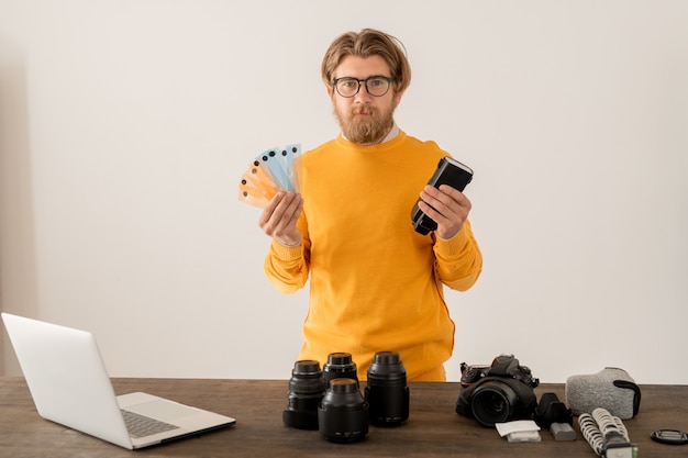 Hedendaagse fotograaf deelt zijn ervaring met online publiek tijdens de les die hij opneemt in zijn fotostudio of thuis