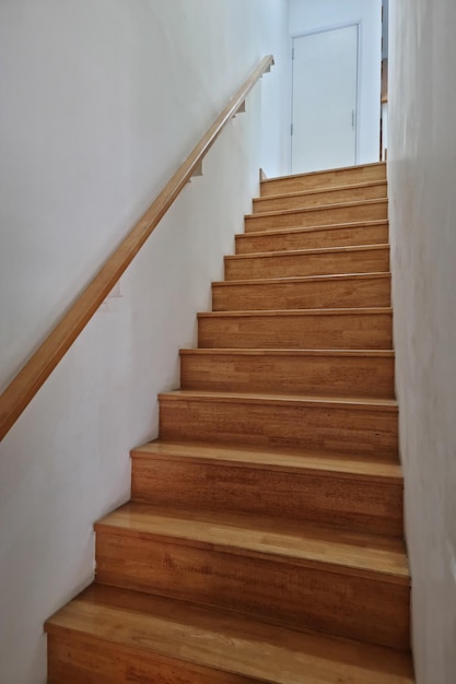 Hedendaagse houten trap in het huis