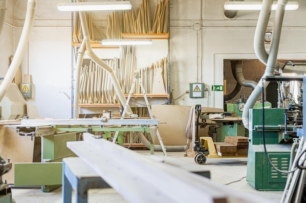 Hedendaagse industriële machines en houten details op tafel geplaatst voor houtwerk in licht schrijnwerk