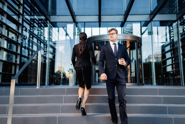 Hedendaagse kantoormedewerkers op veranda van gebouw