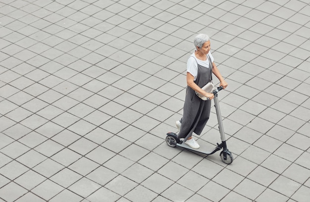 Hedendaagse Senior vrouw rijden scooter