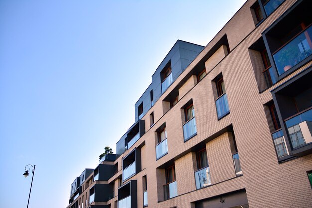 Foto hedendaagse woongebouwbuitenkant bij daglicht moderne appartementsgebouwen