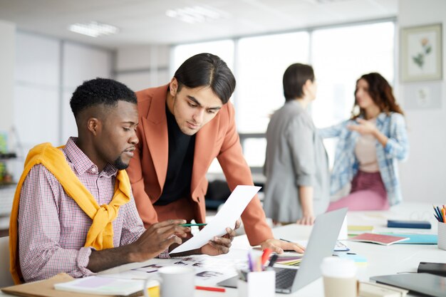 Hedendaagse zakenlieden op het werk