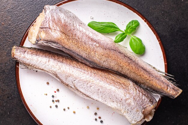 Heek rauwe vis witte filet zeevruchten vers klaar om te eten maaltijd snack op tafel kopieer ruimte voedsel