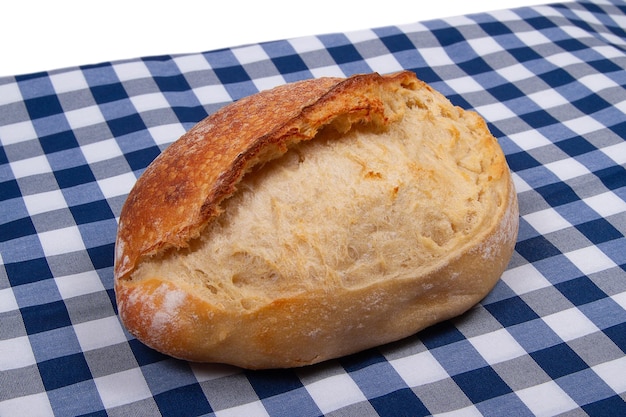 heel brood van zelfgemaakt witbrood op rustieke blauwe witte textielachtergrond