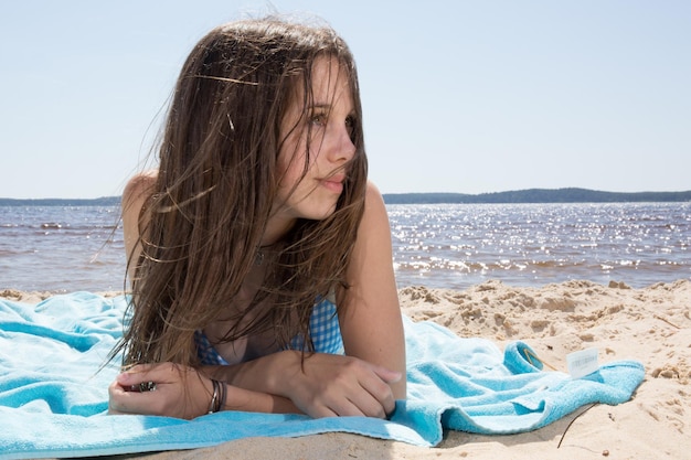 Heel mooi jong meisje op het strand in de zomer