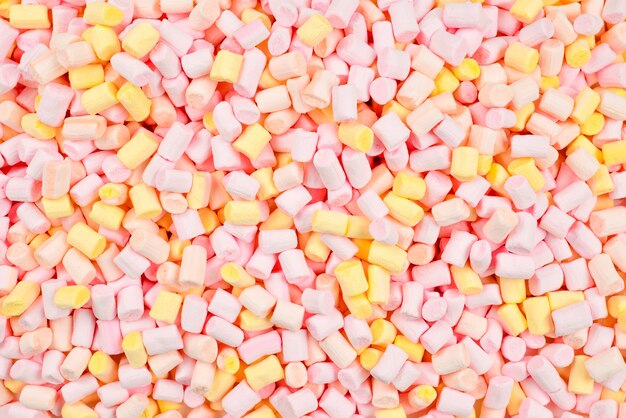 Heemst. Achtergrond van roze en gele kleurrijke mini marshmallows.