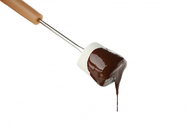 Heemst in chocoladesaus die op witte achtergrond wordt geïsoleerd