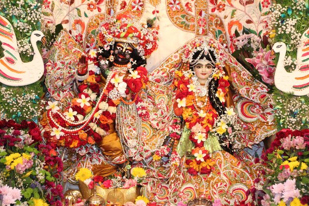 Foto heer krishna met fluit opgeheven bewerkte indiase hindoe goden krishna en radha op hout