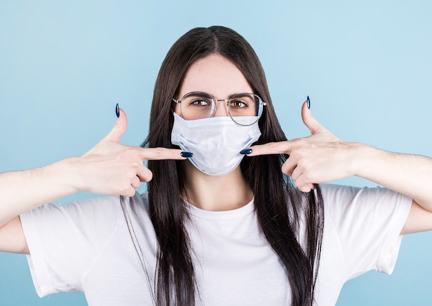 Photo heerful friendly-looking american woman advice wear medical masks, pointing at herself as pefect example