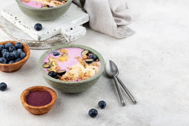 Foto heerlijk açai-komarrangement met kopieerruimte