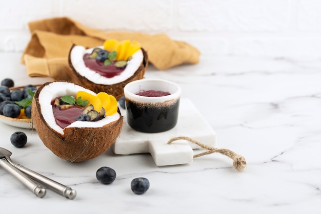 Foto heerlijk açai-komarrangement met kopieerruimte