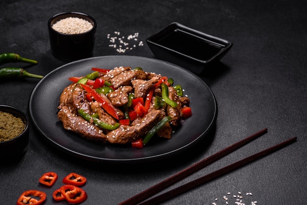 Heerlijk Aziatisch teriyaki vlees met rode en groene paprika