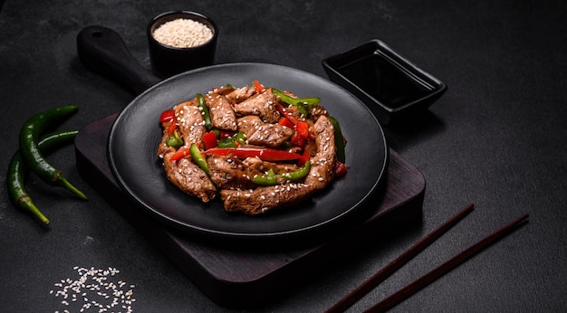 Heerlijk Aziatisch teriyaki vlees met rode en groene paprika
