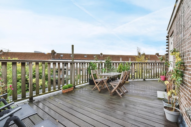 Heerlijk balkon met houten vloer