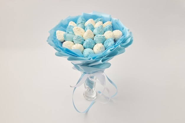 Heerlijk boeket van aardbeien bedekt met witte en blauwe chocolade op een witte achtergrond