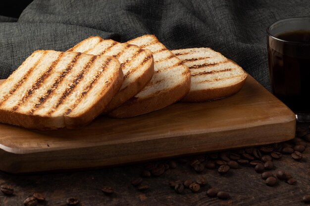 Heerlijk botertoastbrood geserveerd met koffie