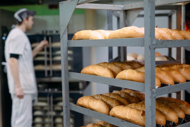 Heerlijk brood bakken in de bakkerij.