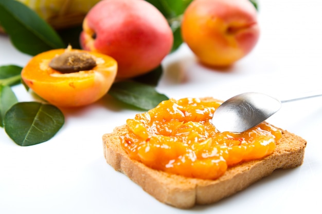 heerlijk brood met abrikozenjam