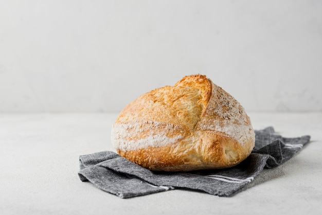 Foto heerlijk brood met bloem op blauwe doek