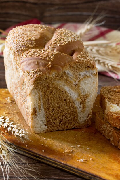 Heerlijk brood met sesam op een houten bord