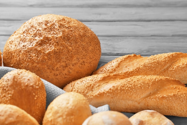 Heerlijk brood op tafel, close-up