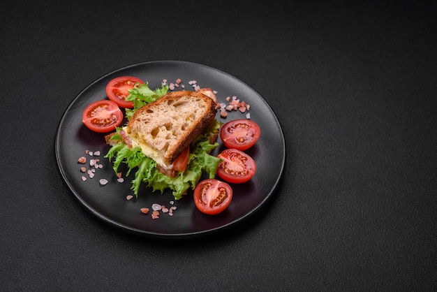 Heerlijk broodje caprese met gegrilde toast mozzarella sla en tomaten