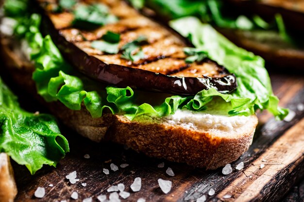 Heerlijk broodje gegrilde aubergine op een houten achtergrond