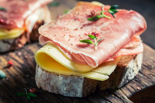 Heerlijk broodje met kaas en ham als ontbijt