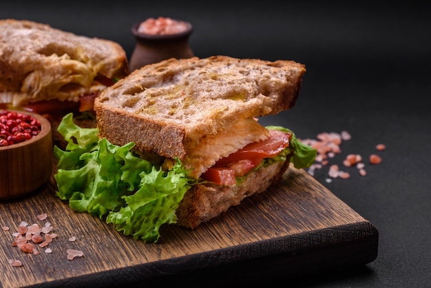 Heerlijk broodje met krokante toast kiptomaatjes en sla