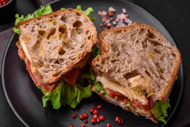 Heerlijk broodje met krokante toast kiptomaatjes en sla