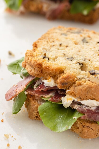 Heerlijk broodje walnotenbrood met prosciutto en rucola close-up