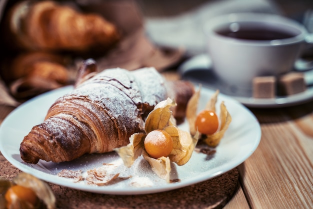 Heerlijk continentaal ontbijt met verse schilferige croissantsl en koffie