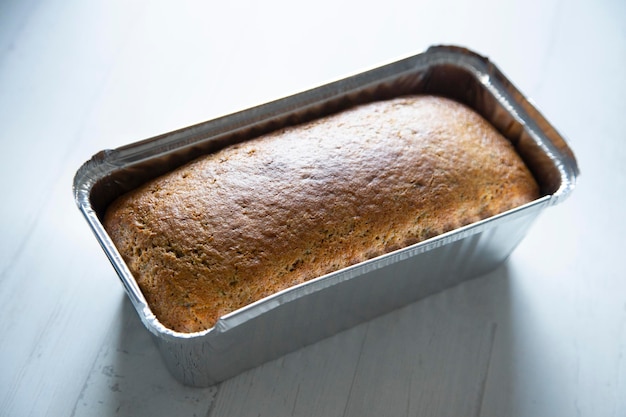 Foto heerlijk courgettebrood met een rug als een biscuitgebak.