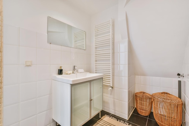 Heerlijk delicate badkamer met moderne wastafel en grote spiegel