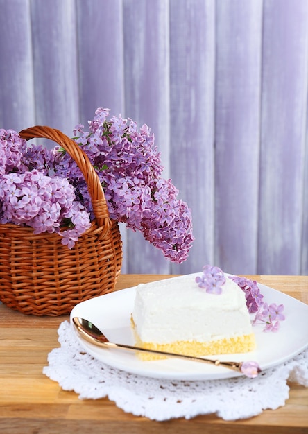 Heerlijk dessert met lila bloemen.