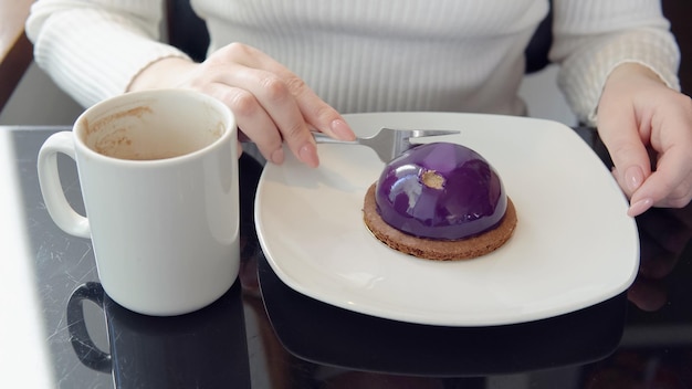 Heerlijk dessert. Vrouw in café drinkt koffie en cake.
