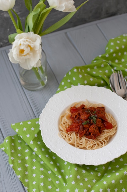 heerlijk diner. bord spaghetti met bolognese saus.