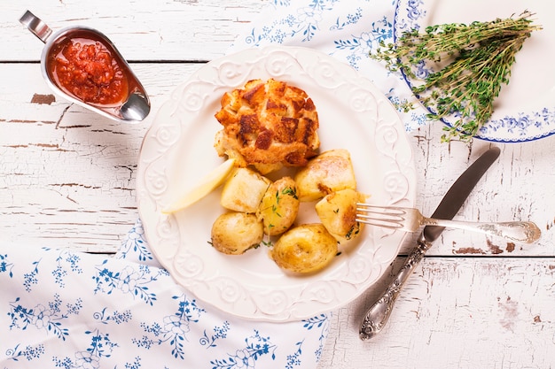 Heerlijk diner: gebakken aardappelen met tijm en schnitzels