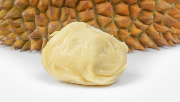 Heerlijk durian vlees voor tropisch fruit dat op witte achtergrond wordt geïsoleerd