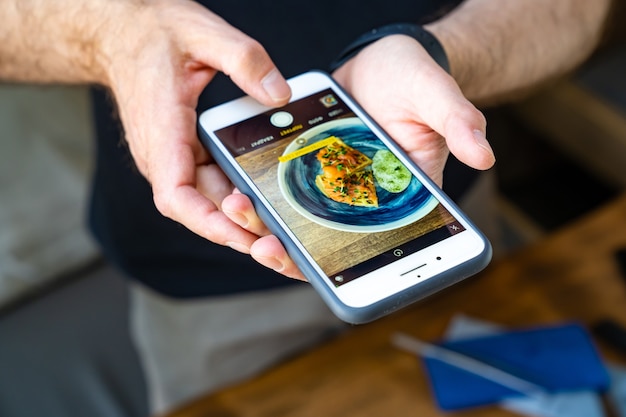 Heerlijk en mooi eten fotograferen op je smartphone. foto's voor sociale netwerken, advertenties en menu's van cafés of restaurants.