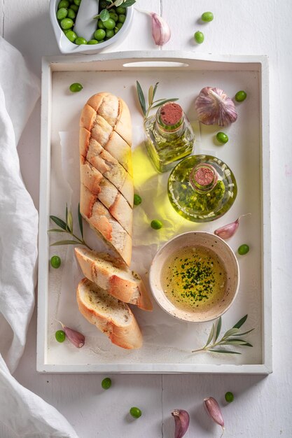 Heerlijk en warm stokbrood geserveerd met knoflookolie met kruiden