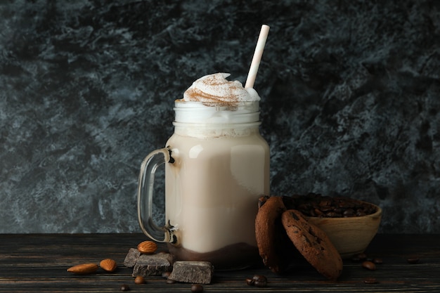 heerlijk eten met chocolade milkshake op houten tafel